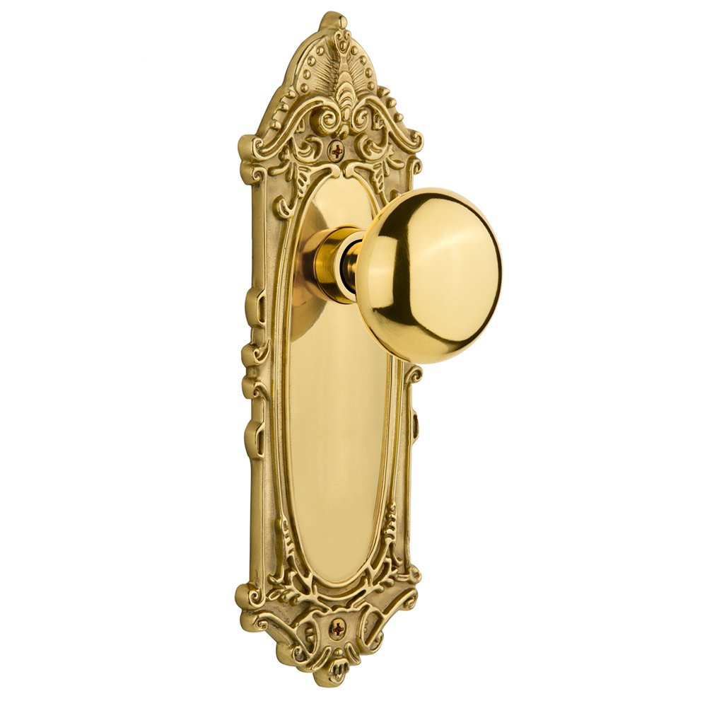 Passage Victorian Plate with Keyhole and New York Door Knob in Polished Brass
